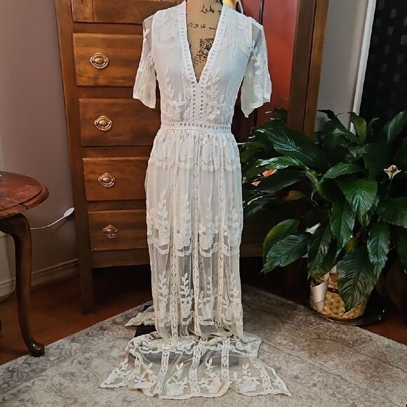 NWT Pink Lilly Elegant White Lace Maxi Dress size Small - Picture 4 of 16